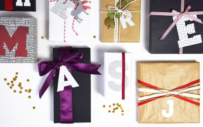 Pomysł na pakowanie prezentów: papierowe inicjały DIY